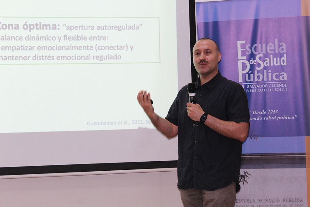 El psiquiatra, psicoterapeuta y Doctor en Psicología y Neurociencias Cognitivas, Simón Guendelman, quien visitó recientemente la Escuela de Salud Pública de la U. de Chile.